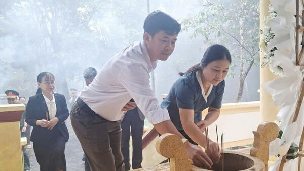 Lãnh đạo xã viếng nhà bia tưởng niệm các Anh hùng liệt sĩ nhân dịp kỷ niệm 81 năm Cách mạng Tháng Tám và Quốc khánh 02/09